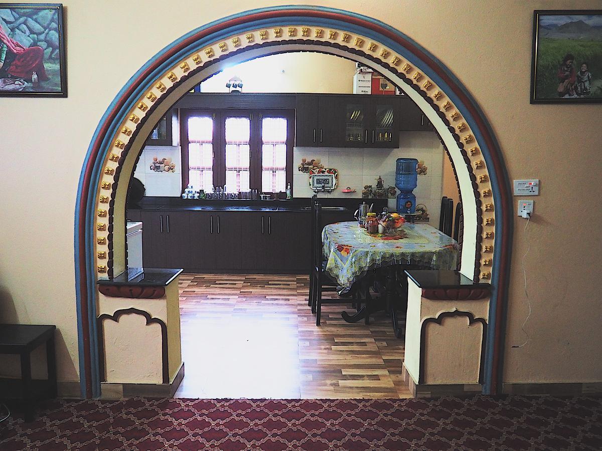 Aroma Tourist Hostel Покхара Экстерьер фото
