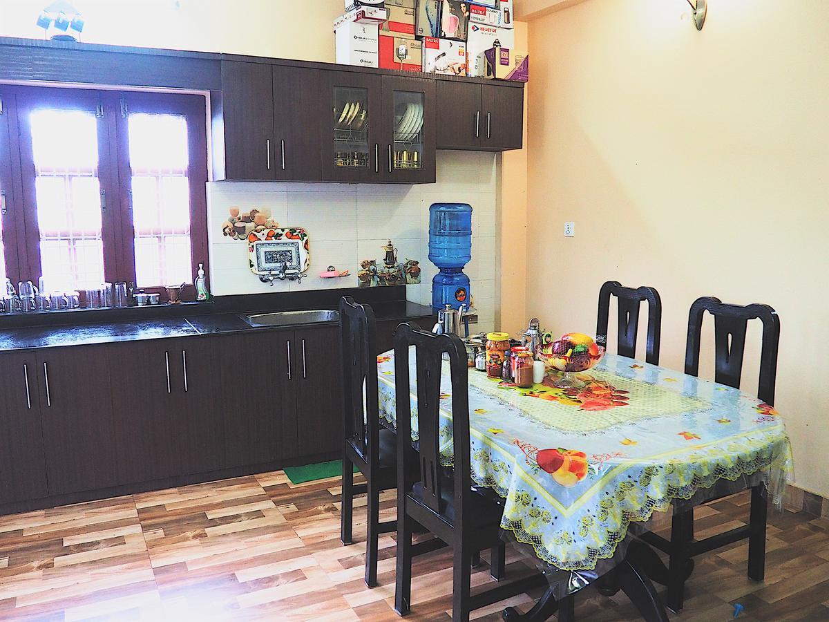 Aroma Tourist Hostel Покхара Экстерьер фото
