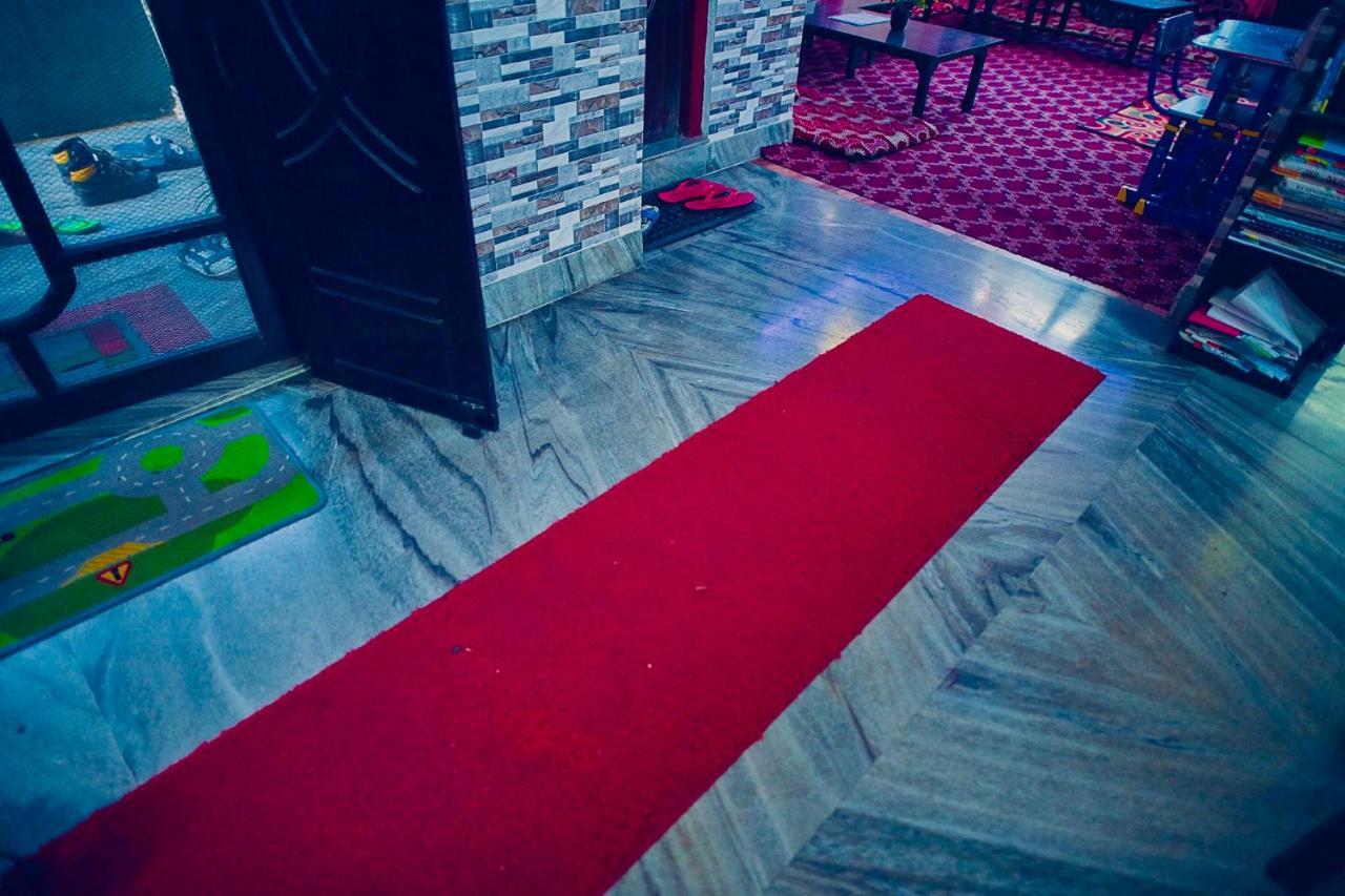 Aroma Tourist Hostel Покхара Экстерьер фото