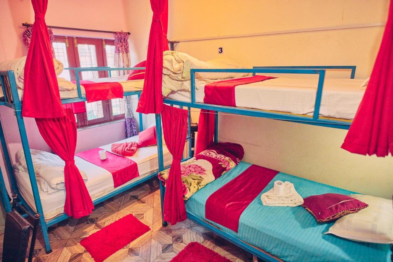 Aroma Tourist Hostel Покхара Экстерьер фото