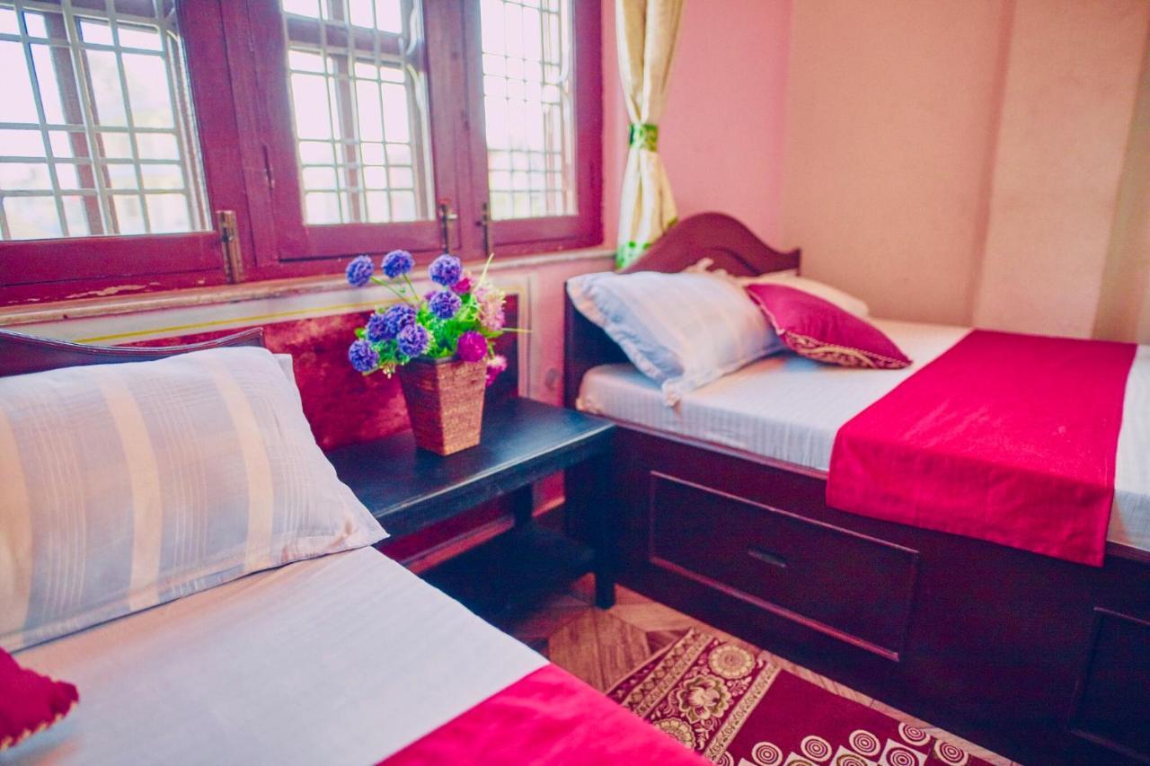 Aroma Tourist Hostel Покхара Экстерьер фото
